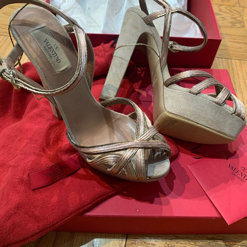 Valentino Gold Sandals Satin. Platform heels